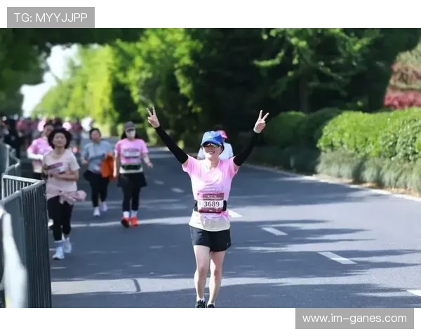 女子全程马拉松赛场风云再起前三名运动员荣誉加冕全程拼搏成就辉煌